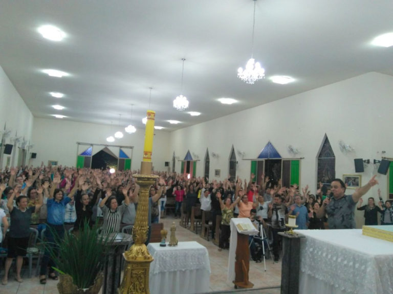 Arcos: Noite por cura e libertação na Paroquia Santo Antônio reúne grande multidão