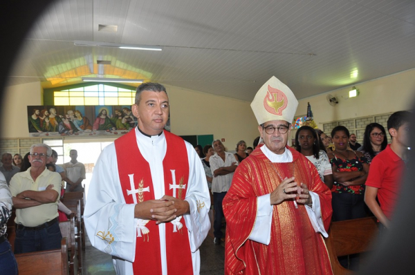 Campos Altos tem visita pastoral com Dom José Aristeu