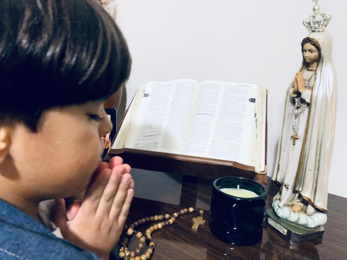 É importante cultivar a vida de oração nas crianças, diz Padre - Diocese de  Luz